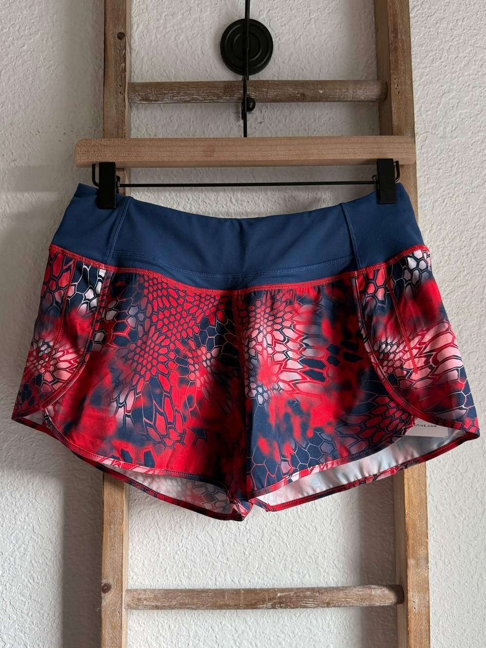 Born Primitive Free Flow Shorts in Kryptek NWT Sz: Small